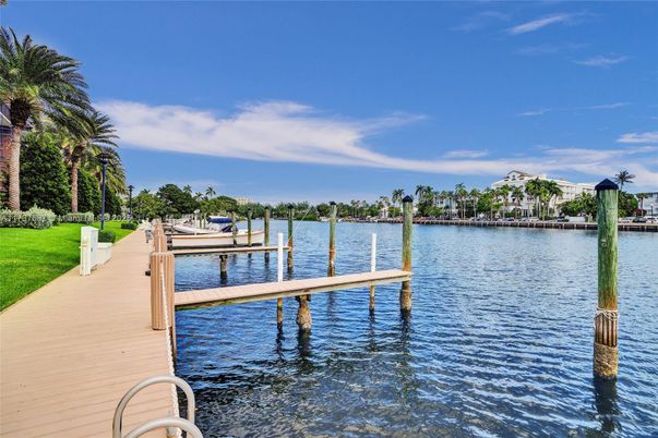 Exterior, Lake