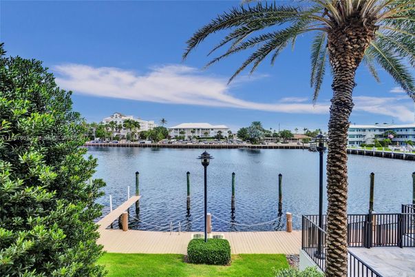 Exterior, Lake