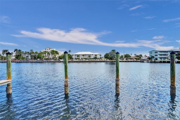 Exterior, Lake