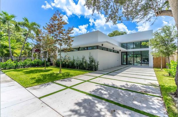 Backyard, Exterior, Facade, Modern