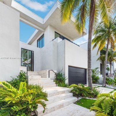 Attached, Exterior, Facade, Modern