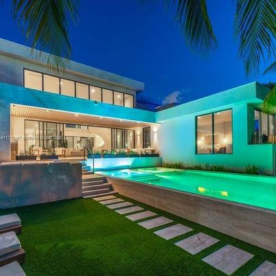 Backyard, Exterior, Facade, Pool, Modern