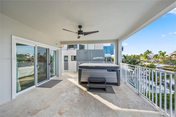 Exterior, Hot Tub