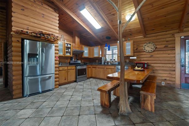 Dining room, Interior, Kitchen, Stainless Steel Appliances, Wooden Beams, Wooden Ceilings, Wooden Walls