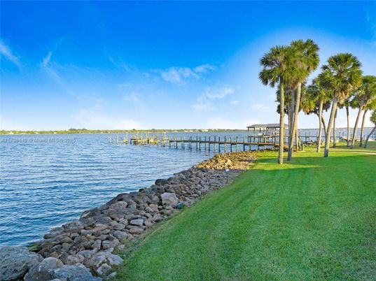 Exterior, Lake