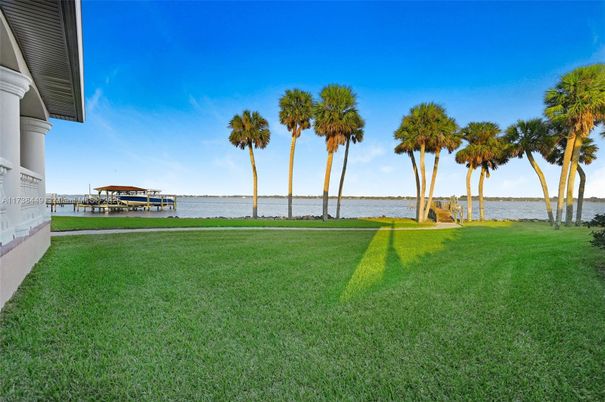 Exterior, Lake