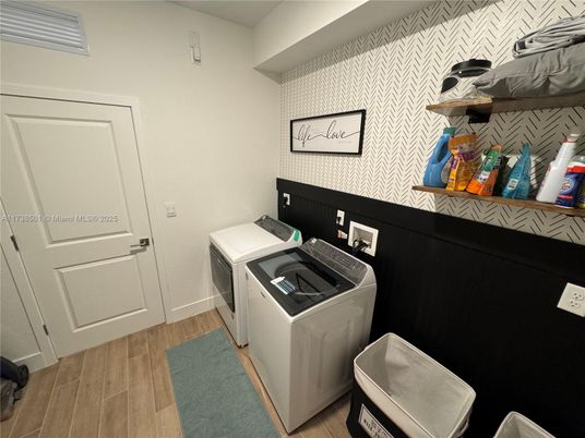 Interior, Washer, Wood Texture Flooring