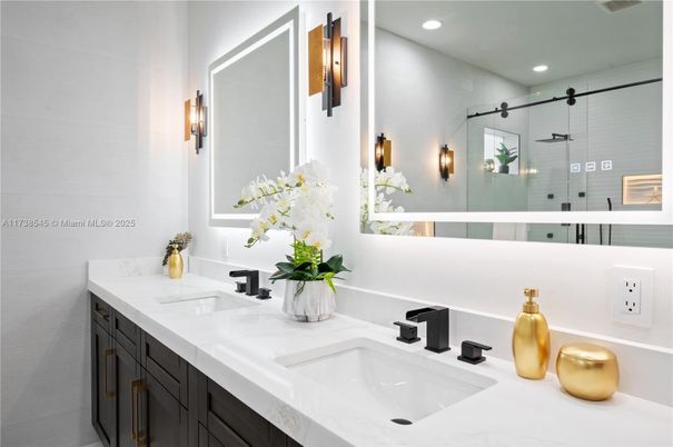 Bathroom, Dual Sink Vanities, Interior, Recessed Lighting