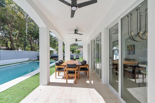 Dining room, Exterior, Pool