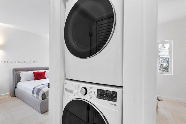 Bedroom, Interior, Utility Closets, Washer, Wood Texture Flooring