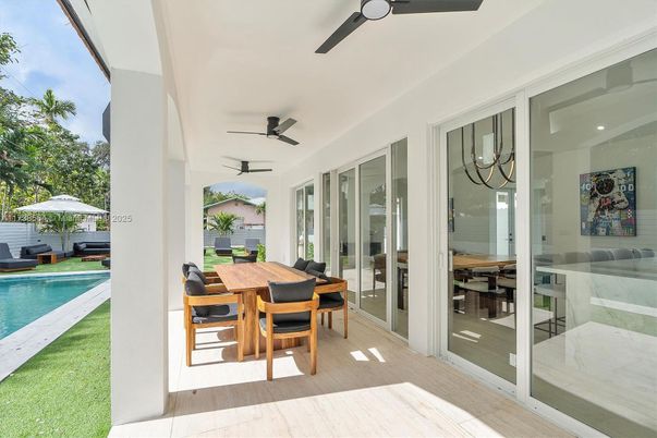 Dining room, Exterior, Pool