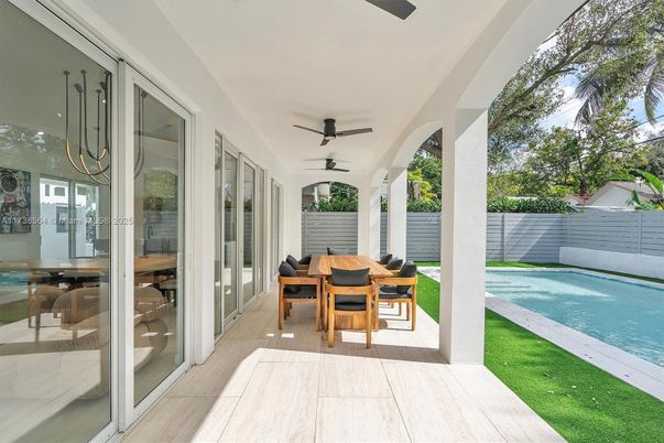 Dining room, Exterior, Pool