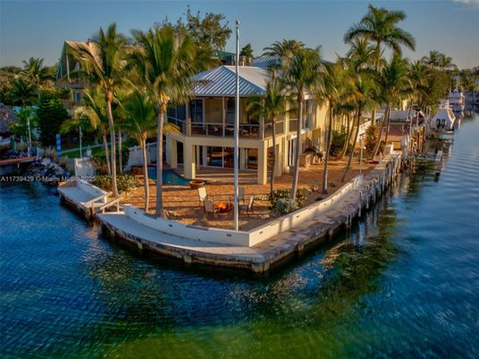 Exterior, Lake
