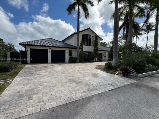 Attached, Exterior, Facade, Mediterranean