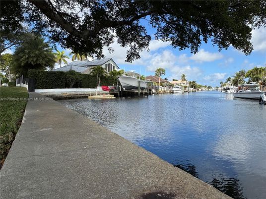 Exterior, Lake