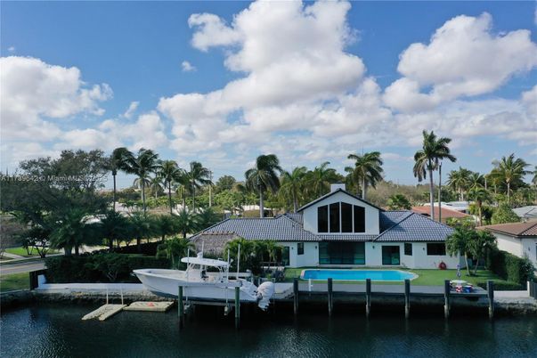 Exterior, Lake