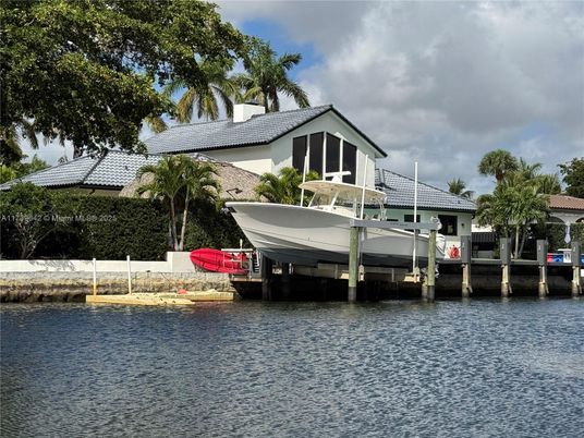 Exterior, Lake