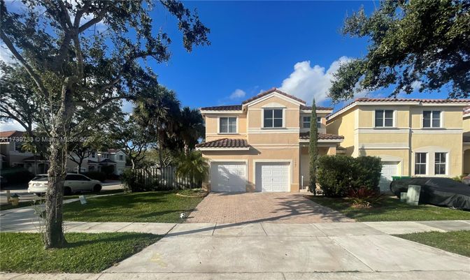 Attached, Exterior, Facade, Mediterranean