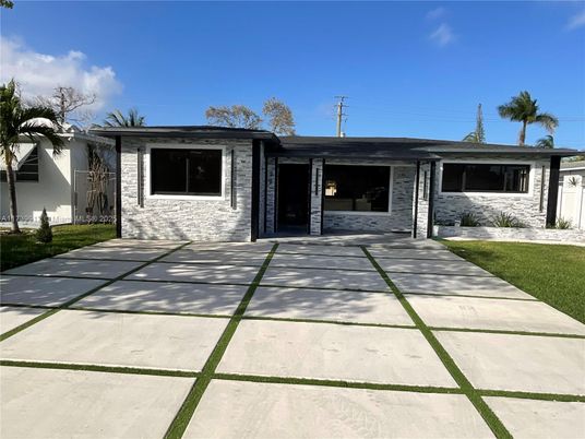 Exterior, Facade, Ranch