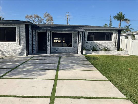 Exterior, Facade, Ranch