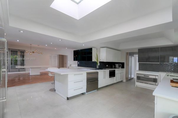Dining room, Interior, Kitchen, Pendant Lights, Recessed Lighting, Stainless Steel Appliances