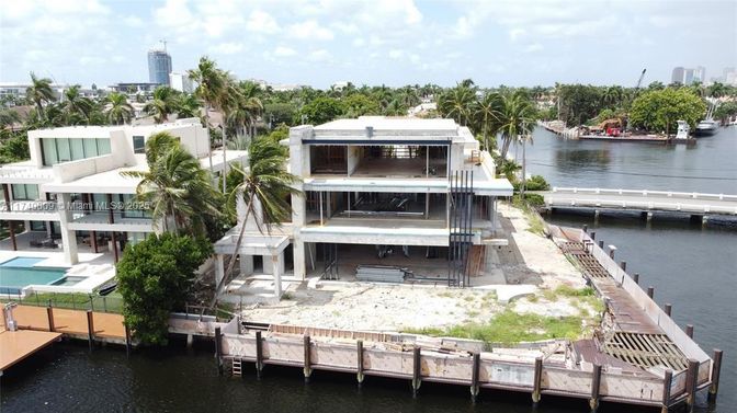 Exterior, Lake