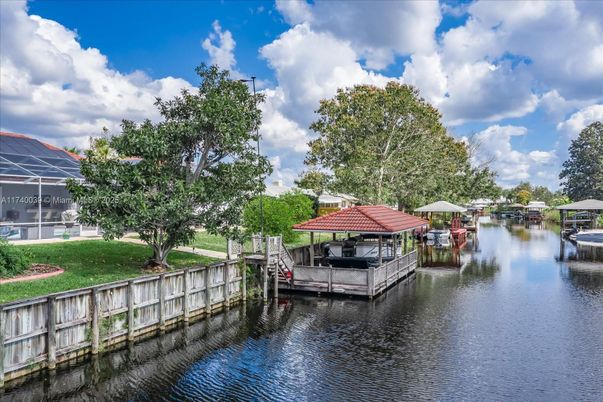 Exterior, Lake