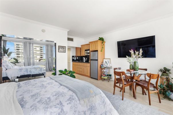 Dining room, Interior, Kitchen, Stainless Steel Appliances, Wood Texture Flooring