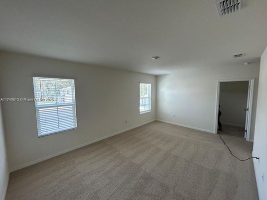 Empty room, Interior