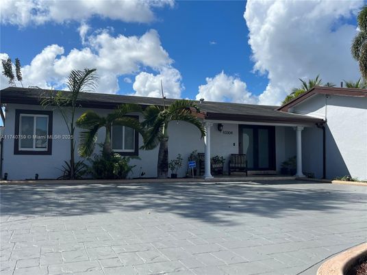 Exterior, Facade, Ranch