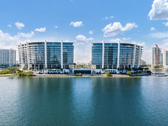 Exterior, Lake