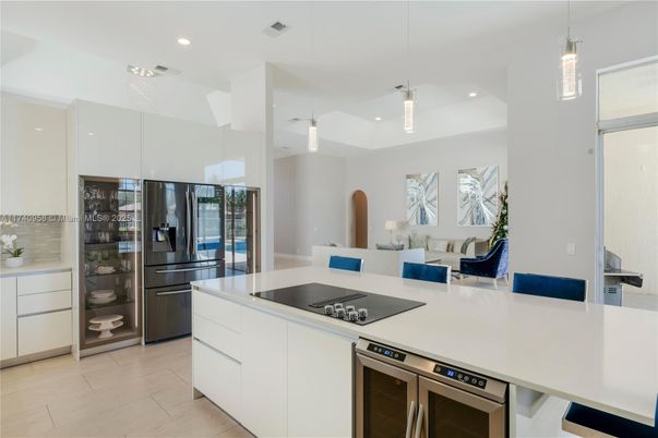 Interior, Kitchen, Living room, Pendant Lights, Recessed Lighting, Stainless Steel Appliances