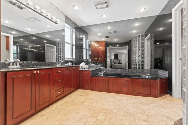 Bathroom, Dual Sink Vanities, Interior, Recessed Lighting