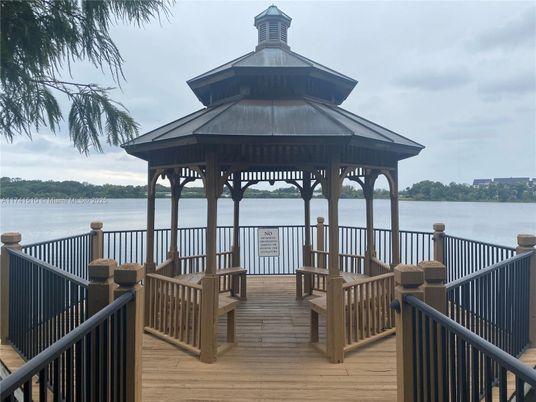 Exterior, Lake