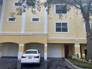 Exterior, Facade, Rowhouse