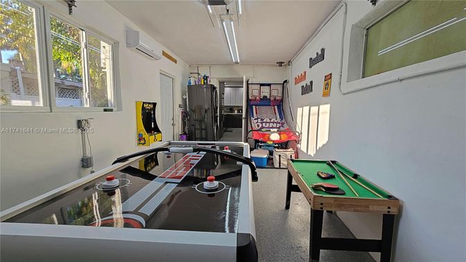 Game Room, Interior