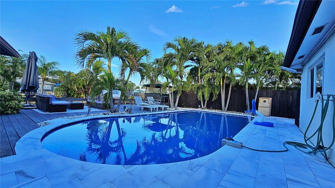 Exterior, Pool