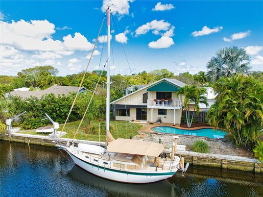 Exterior, Lake