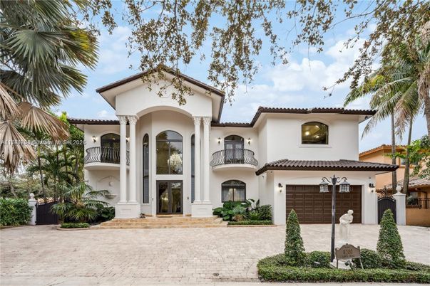 Attached, Exterior, Facade, Mediterranean