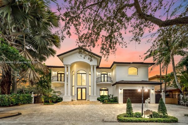 Attached, Exterior, Facade, Mediterranean