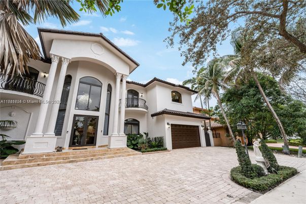 Attached, Exterior, Facade, Mediterranean