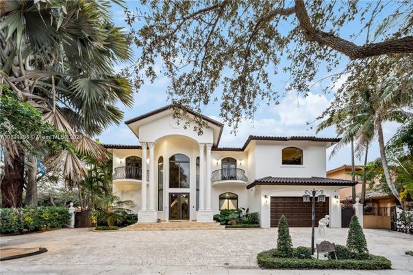 Attached, Exterior, Facade, Mediterranean