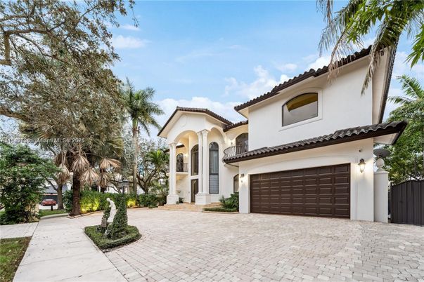 Attached, Exterior, Facade, Mediterranean