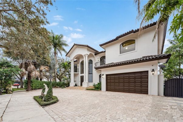 Attached, Exterior, Facade, Mediterranean
