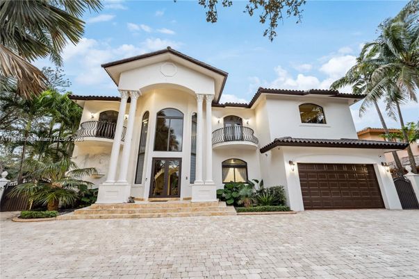 Attached, Exterior, Facade, Mediterranean