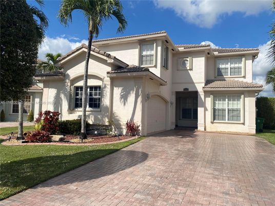 Attached, Exterior, Facade, Mediterranean