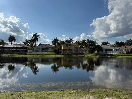 Exterior, Lake