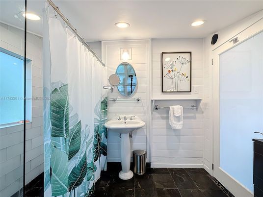 Bathroom, Interior, Recessed Lighting