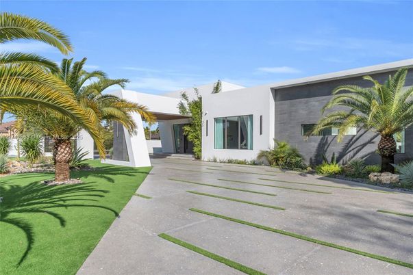 Backyard, Exterior, Facade, Modern