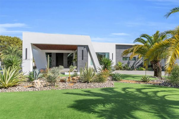 Backyard, Exterior, Facade, Modern